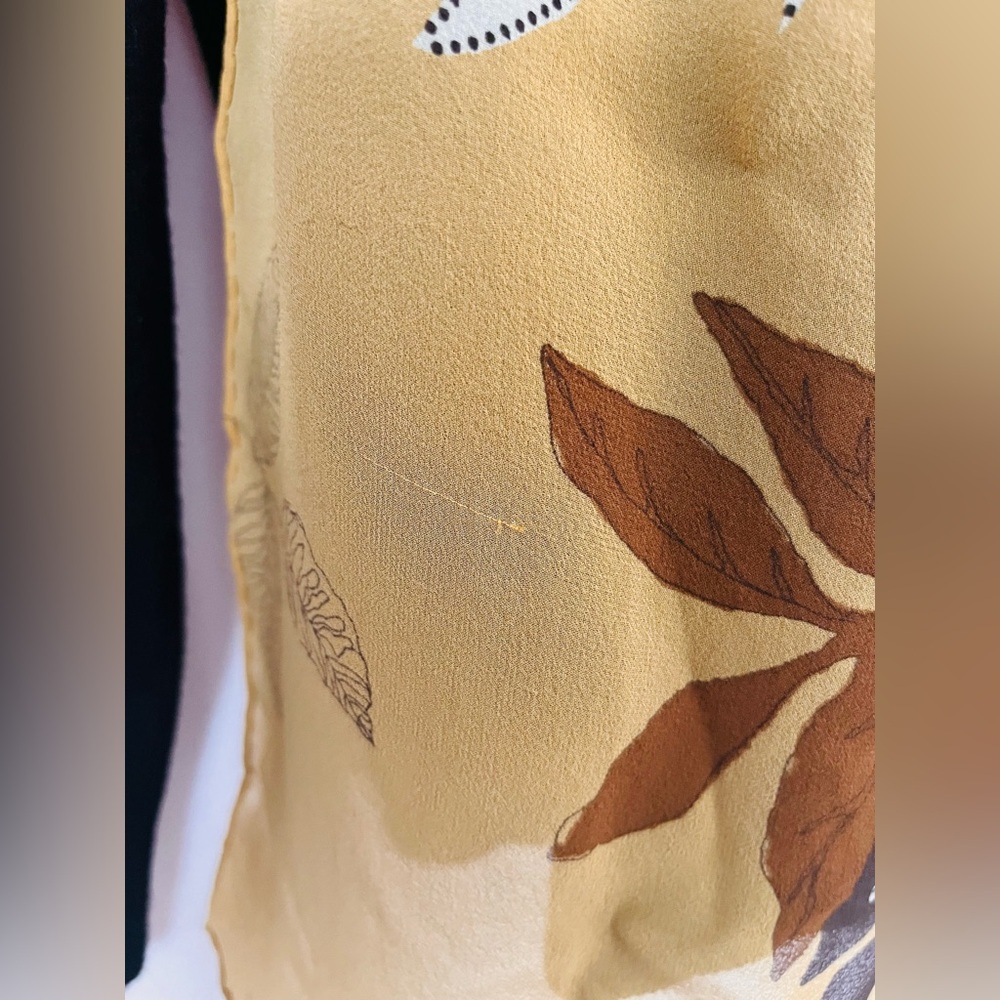 Vintage (early 2000’s) Banana Republic” Silk Floral Scarf - Very Pretty! - Picture 6 of 8